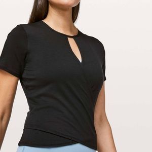 Lululemon Round Trip Short Sleeve 6 in Black